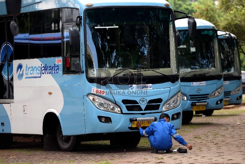 Mekanik memeriksa kelengkapan Bus Pengumpan Transjakarta baru parkir di Parkir Timur Senayan, Jakarta, Selasa (22/12). (Republika/Wihdan)