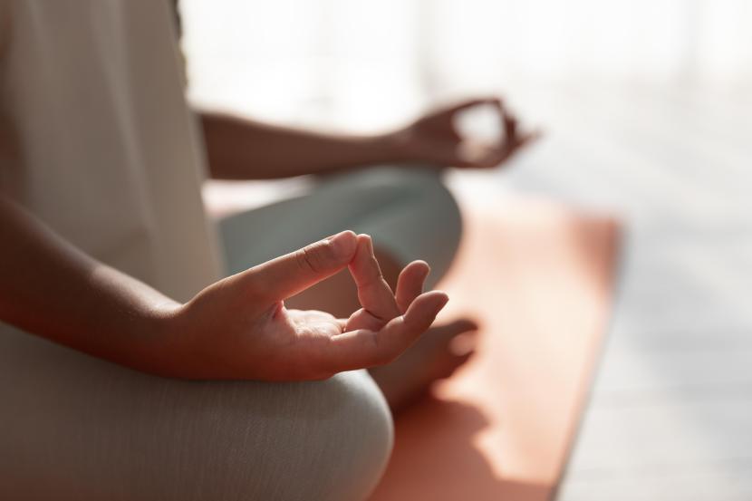 Melakukan yoga (ilustrasi). Yoga memiliki banyak manfaat kesehatan, salah satunya mengatasi stres.
