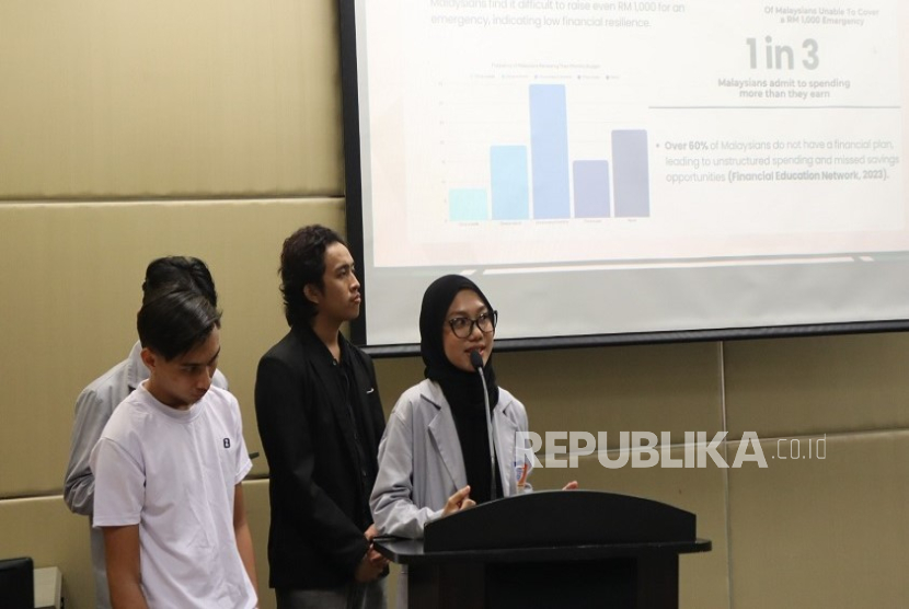 Melalui aplikasi Pennywise, tim mahasiswa Cyber University meraih gelar First Runner Up dalam ajang Fintech Hackathon 2025.