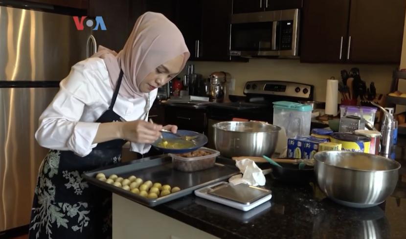 Melalui Dapur Cinta, Novia Rahmi coba menjajakan kue khas lebaran di di Arlington, Virginia.