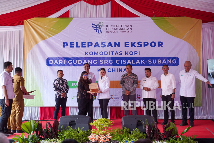 Melalui dukungan pembiayaan bank bjb, sebanyak 54 ton kopi asal Subang, Jawa Barat diekspor ke Tiongkok. 