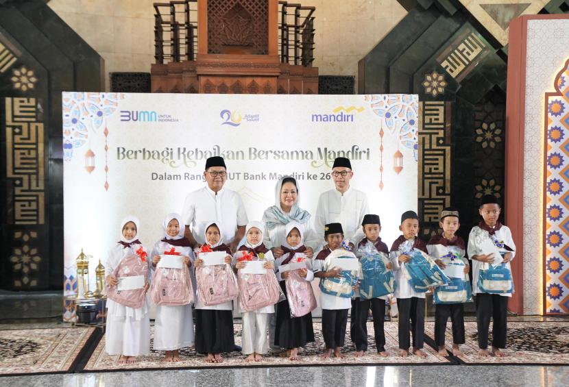 Melalui inisiatif Mandiri Berbagi, Bank Mandiri mendistribusikan santunan pendidikan kepada 2.600 anak yatim piatu dari 52 Yayasan di Masjid At-Tin, Taman Mini, Jakarta Timur, Jumat (4/10/2024).