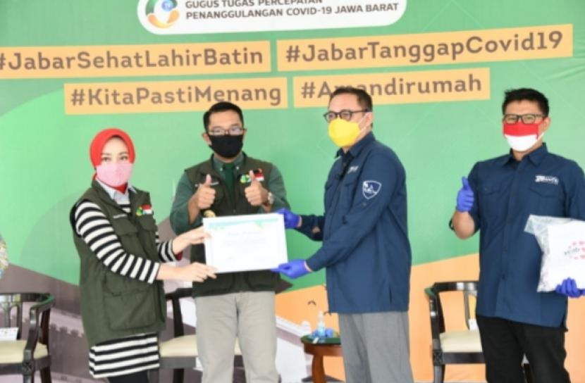 Melalui Jabar Bergerak, YCAB Foundation dan Yayasan Panatik Jabar memberikan bantuan berupa 6.950 masker nonmedis dan 100 baju Hazmat kepada Pemeritah Provinsi Jawa Barat.