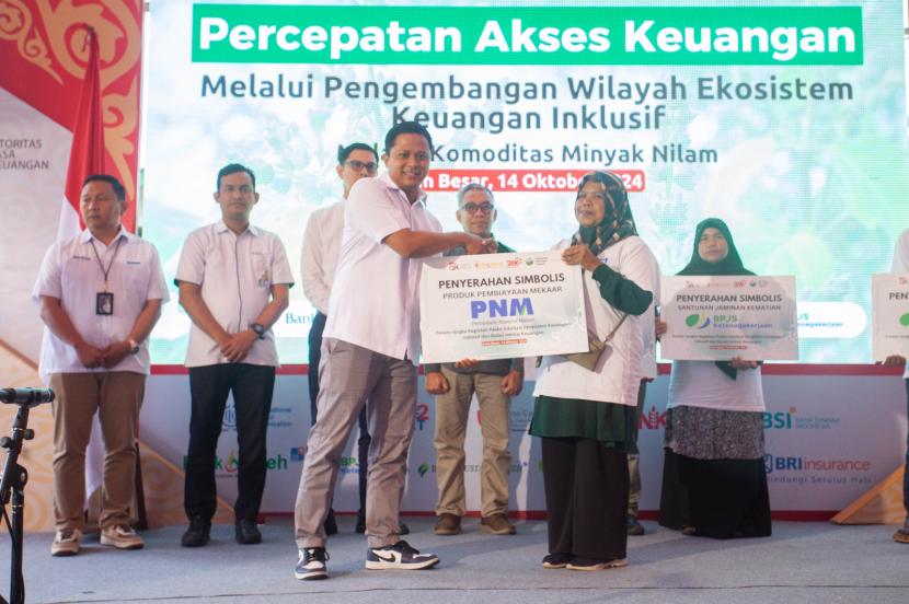 Melalui kegiatan Ekosistem Keuangan Inklusif (EKI) dan Bulan Inklusi Keuangan 2024, PT Permodalan Nasional Madani (PNM) turut mendukung inisiasi tersebut lewat pengembangan potensi usaha para petani Nilam.