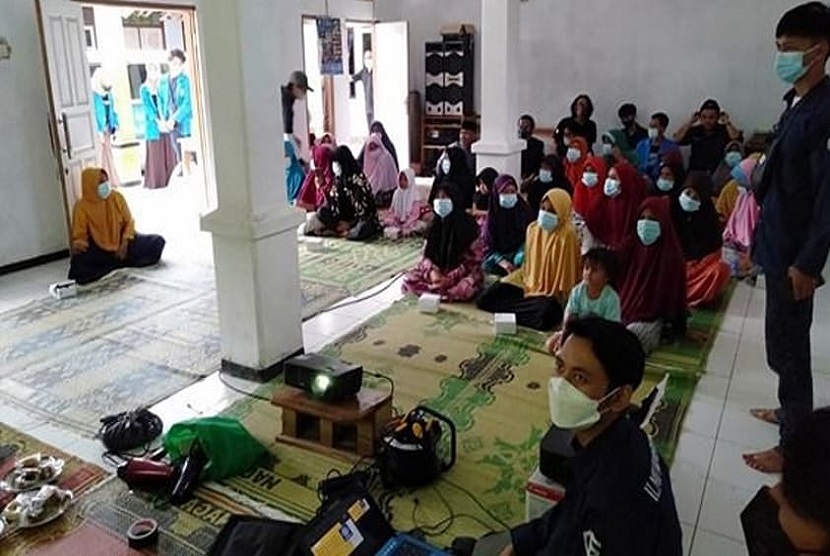 Melalui kegiatan pengabdian masyarakat, Universitas BSI (Bina Sarana Informatika) kampus Sukabumi menggelar Sosialisasi Penggunaan Media Sosial Sebagai Media Promosi Produk bagi para pelaku UMKM di desa Palasari Girang, Kecamatan Kalapanunggal, Kabupaten Sukabumi, pada Sabtu dan Ahad 27 hingga 28 November 2021. 