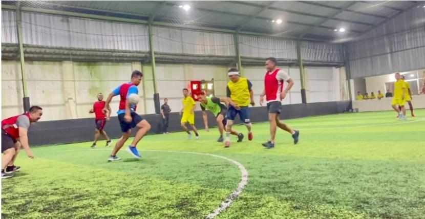 Melalui olahraga futsal bersama, tim futsal Paman Birin FC yang dikomando Gubernur Kalsel H. Sahbirin Noor menghadapi tim futsal Paspampres di Lapangan Futsal Mahligai pada Kamis (11/8/2022) malam.