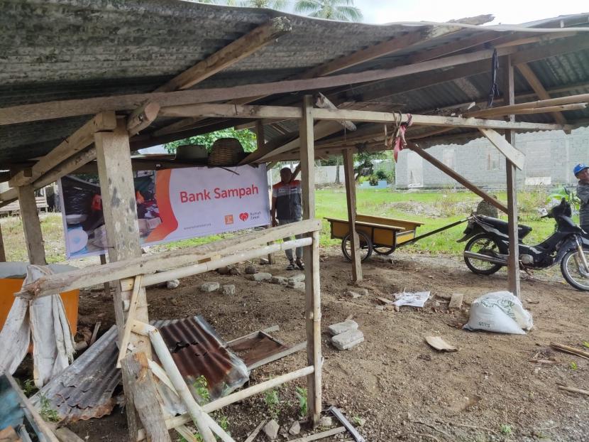 Melalui Program Bank Sampah, Rumah Zakat melalui relawan di Desa Tamboo, Kecamatan Tilongkabila, Kabupaten Bone Bolango membangun dan menyediakan fasilitas bank sampah, Kamis (11/11).
