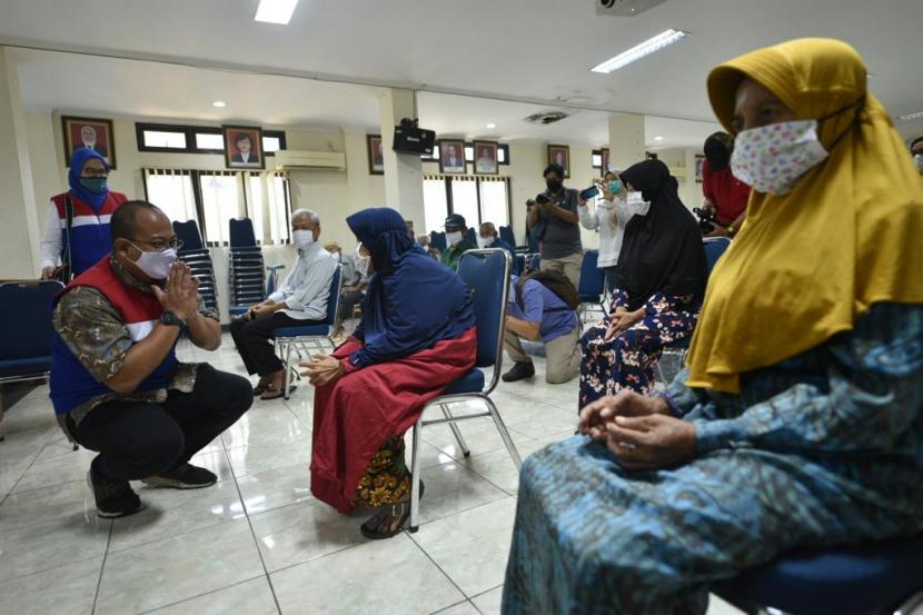 Pemkot Surabaya melalui Puskesmas dan Posyandu Lansia memberikan vitamin secara gratis bagi orang lanjut usia (lansia). Tujuannya agar imunitas tubuh tetap terjaga. Selain itu dilakukan pula pemberian pulse oximetern.