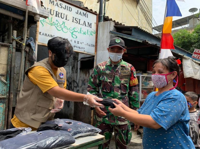 Melalui program Gerakan Mobil Masker, 60 Duta Perubahan Perilaku bagikan masker kepada masyarakat di wilayah DKI Jakarta.
