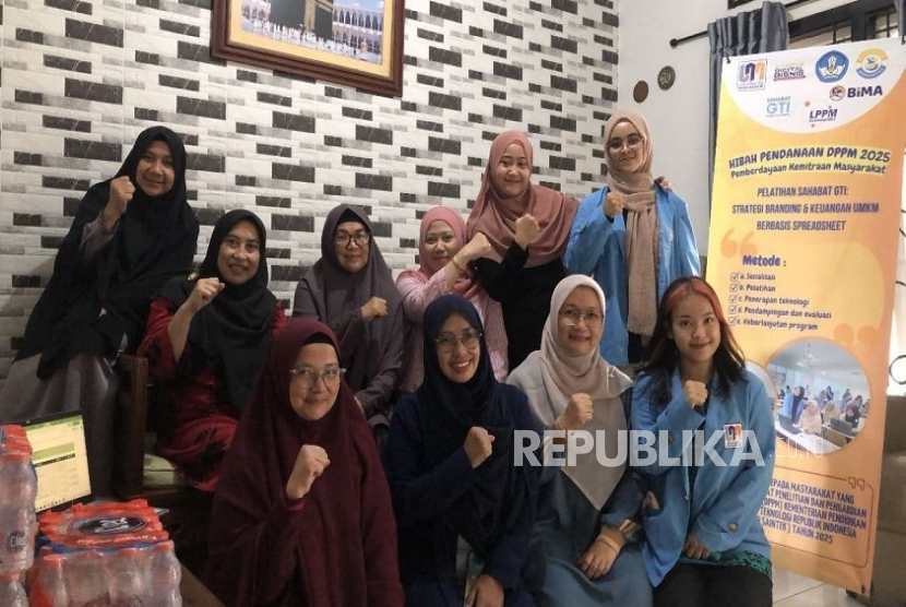 Melalui Program Kreativitas Mahasiswa, tim mahasiswa UNM berhasil membantu UMKM naik kelas. 