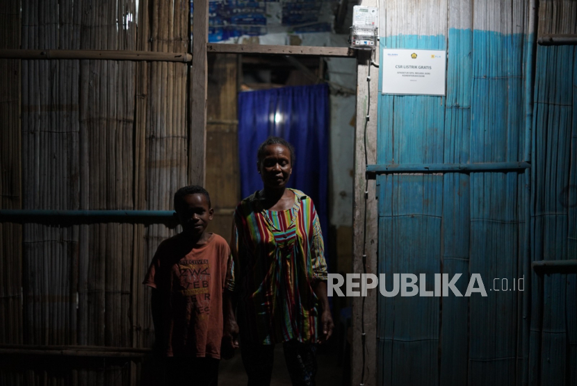 Melalui program Listrik Desa (Lisdes) dan Bantuan Pasang Baru Listrik (BPBL), warga di berbagai daerah terpencil kini dapat menikmati penerangan di rumah mereka.