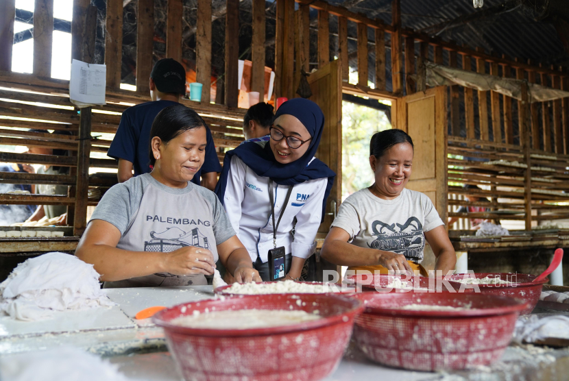 Melalui program Mekaar, PNM memberdayakan ibu-ibu baik dalam aspek ekonomi maupun pengambilan keputusan dalam keluarga.