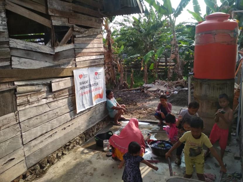 Melalui Program Nusantara Darurat Kekeringan, Rumah Zakat menyalurkan bantuan sumber air bersih bagi warga Desa Raja, Kecamatan Bua, Kabupaten Luwu, Sulawesi Selatan.