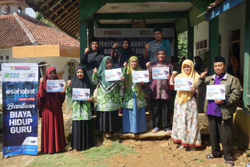 Melalui program Sahabat Guru Indonesia (SGI), Global Zakat- Aksi Cepat Tanggap (ACT) kembali menyalurkan bantuan biaya hidup untuk puluhan guru di Tasikmalaya.