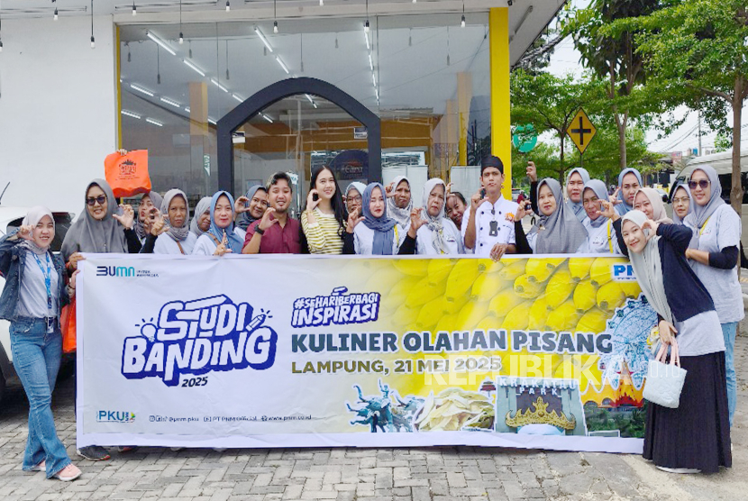 Melalui program #SehariBerbagiInspirasi, 18 ketua kelompok unggulan PNM Mekaar dari Lampung mengikuti studi banding olahan pisang Lampung. 