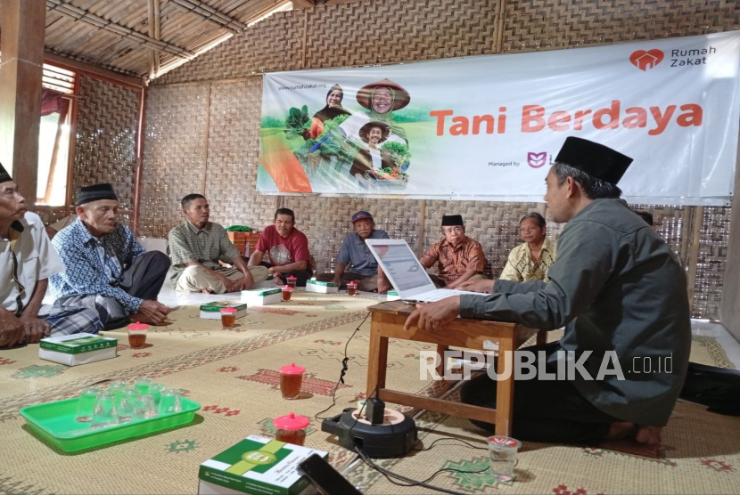 Melalui program Tani Berdaya, Rumah Zakat menyerahkan bantuan modal usaha kepada petanu agar mereka mampu meningkatkan produksi.
