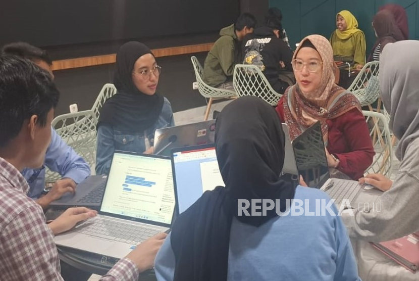 Melalui Project-Based Learning (PBL), mahasiswa tidak hanya memahami teori tetapi juga mampu mengaplikasikan pengetahuan secara langsung pada permasalahan nyata di dunia bisnis dan organisasi.