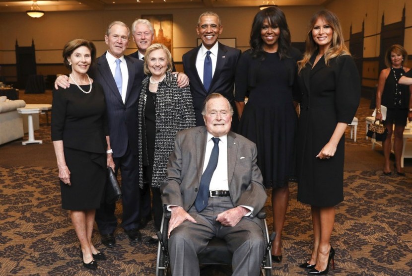 Melania Trump (paling kanan) bersama para mantan kepala negara Amerika, yaitu George Bush senior (duduk) dan George Bush, Bill Clinton, Barack Obama, serta istri mereka di pemakaman Barbara Bush, Ahad (22/4).