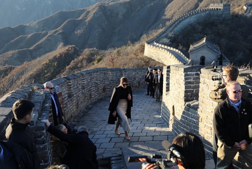 Melania Trump saat mengunjungi Tembok Besar Cina pada Jumat (10/11).
