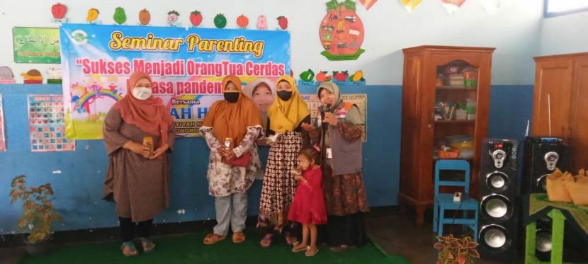 Melanjutkan kegiatan roadshow parenting di Rumah Literasi Morosari Mandiri, Sabtu (15/2/2022), kolaborasi parenting antara Rumah Literasi Morosari Mandiri dengan berbagai komunitas berlanjut.