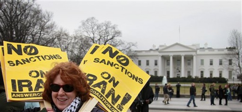 Melba Conway, aktivis Koalisi Answer, menggelar aksi demonstrasi menolak rencana perang terhadap Iran di Gedung Putih, Washington, Sabtu (4/2). 