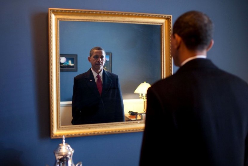 Melihat ke kaca terakhir kali pada 20 Januari 2009. Dalam beberapa menit hidup Obama berubah selamanya saat ia mengambil sumpah jabatan Presiden Amerika Serikat ke-44.