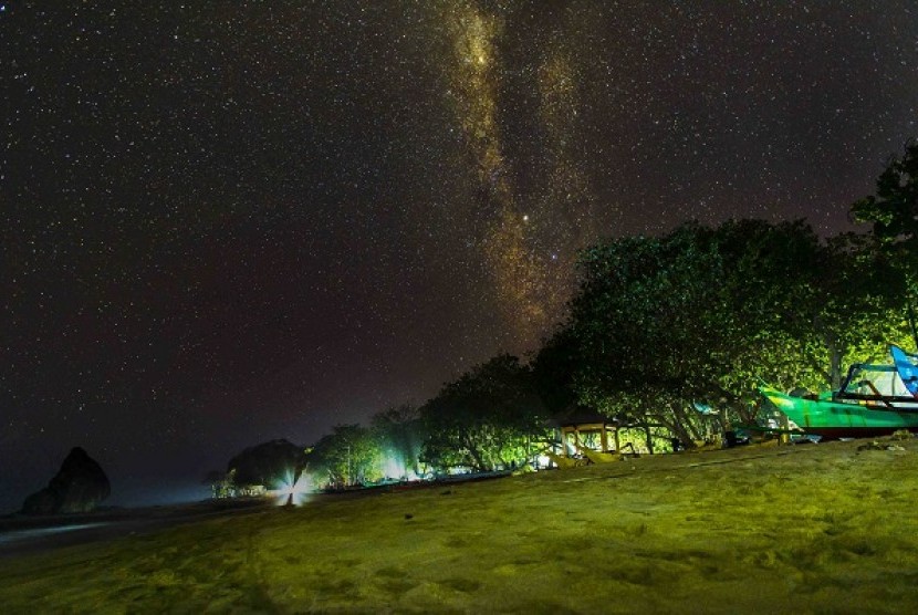 Melihat keindahan Milky Way di Pantai Tanjung Papuma, Jember