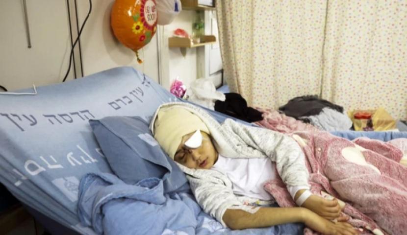 Melik Eissa (9tahun) bocah Palestina yang ditembak polisi Israel sampai cacat sedang menjalani perawatan di rumah sakit di Yerusalem.