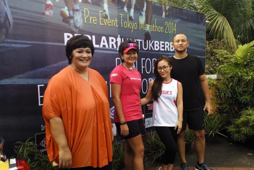 Melisa Karim (baju putih) bersama rekannya Ananda Mikola dan Dewi Hughes saat pre event Tokyo Marathon