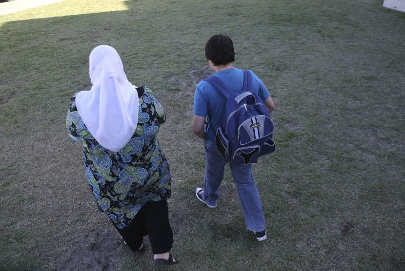 Melissa Walker (kiri) berjalan dengan putranya Habib Rahman di Rockwall, Texas. Kemenangan Donald Trump menimbulkan kekhawatiran tersendiri bagi umat Muslim AS.
