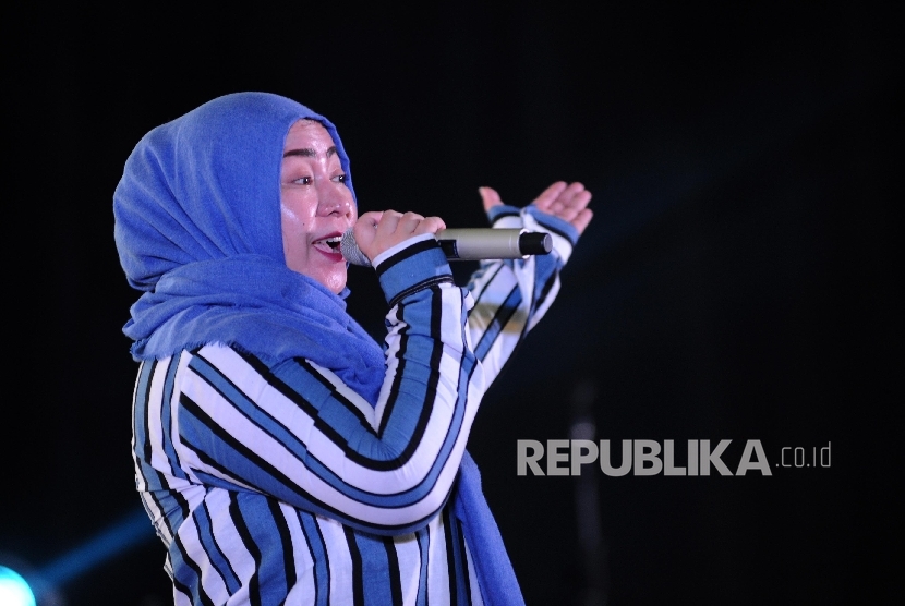 Melly Goeslaw Menyanyikan lagu bertajuk Bunda di dalam acara konser amal peduli muslim Rohingya dan Palestina di Ballroom Bumi Wiyata, Depok, Kamis (21/9). 