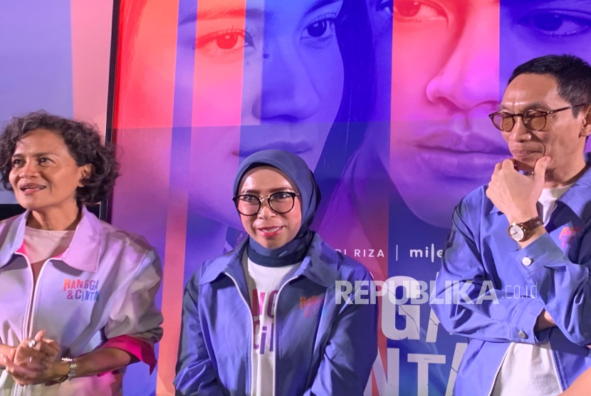 Melly Goeslaw (tengah) dan Anto Hoed (kanan) saat konferensi pers di Jakarta pada Senin (28/7/2025). Keduanya dipercaya menggarap musik dalam film film Rangga & Cinta.