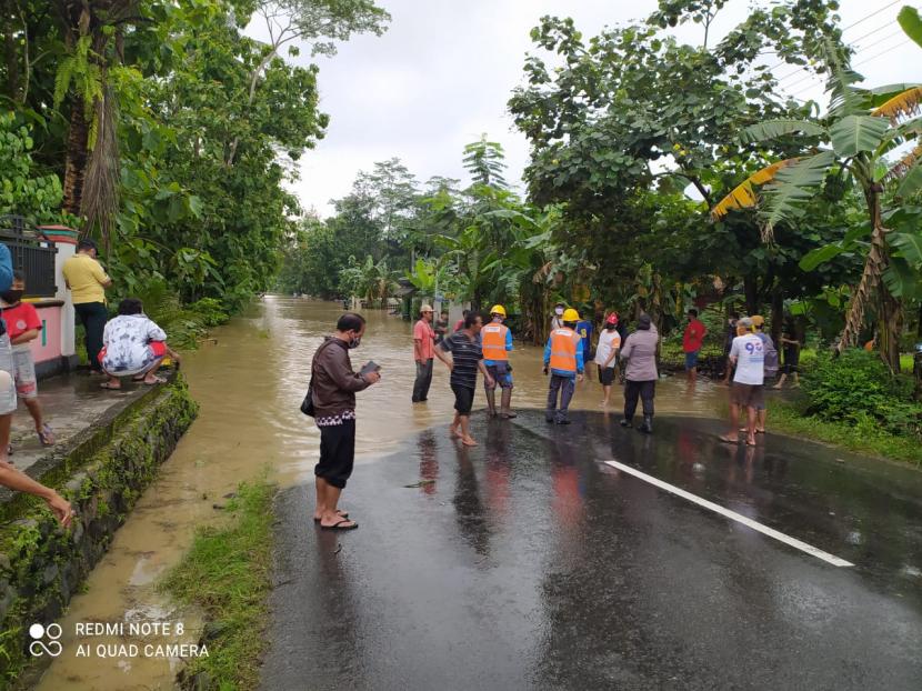 Meluapnya Sungai Serayu menyebabkan jalan provinsi di perbatasan Desa Pegalongan dan Sokawera Kecamatan Patikraja Kabupaten Banyumas, tergenang banjir, Kamis (3/12). 
