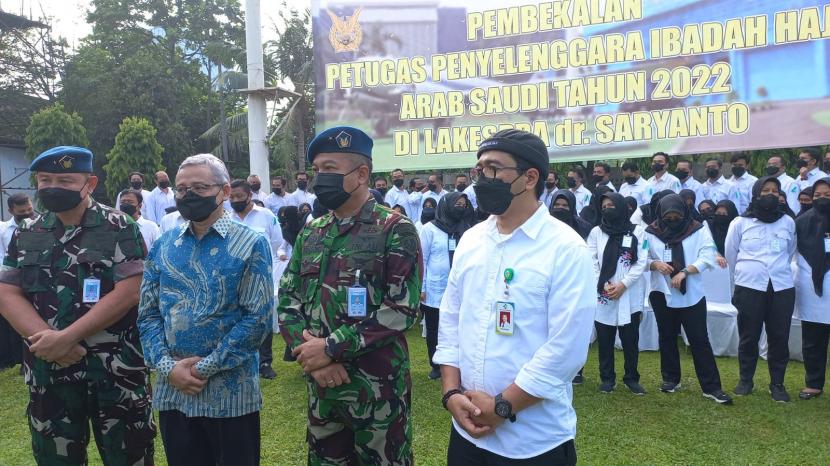 Petugas Haji Diminta Memiliki Jiwa Korsa Tinggi. Foto:   Memakai Batik Sekretaris Jenderal Kementerian Kesehatan Kunta Wibawa Dasa Nurgraha, bersama Kapuskes Haji Budi Sylvana saat mendapingi prescon Kepala Lakespra Marsma TNI dr.Swasono  SP THT dan Sesdiskesau Kolonel Kes dr.Djarot SpKj.