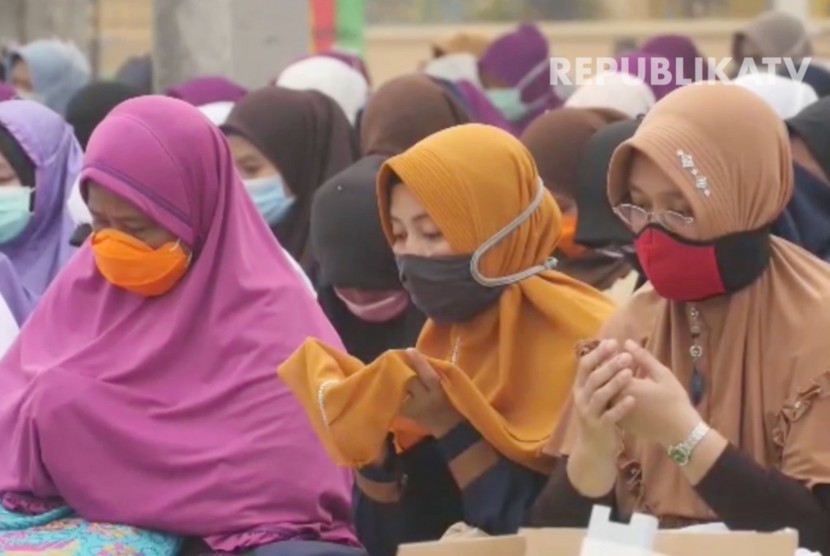 Masker kain siap didistribusikan Aceh Tengah ke warga setempat. ilustrasi Muslimah pakai masker.