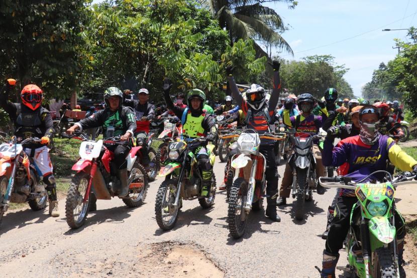 Memakai peralatan safety lengkap dengan menunggangi motor trail, membuat Sekretaris Daerah Muba Drs H Apriyadi MSi bersama Dandim 0401 Muba Letkol Arh Faris Kurniawan SST MT  bertambah semangat, Ahad (13/9) pagi. 