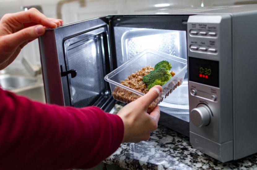 Memanaskan makanan dalam wadah plastik di microwave dapat meningkatkan risiko kanker, menurut Breastcancer.org. (ilustrasi).