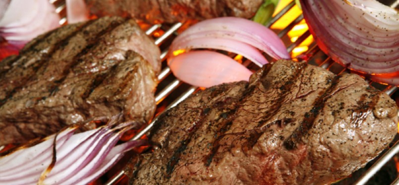 Memanggang daging untuk membakar steak sebagiknya tidak dibolak-balik berkali-kali