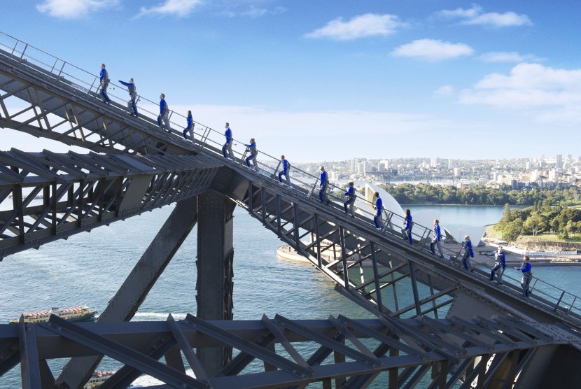 Memanjat Sydney Harbour Bridge (ilustrasi)