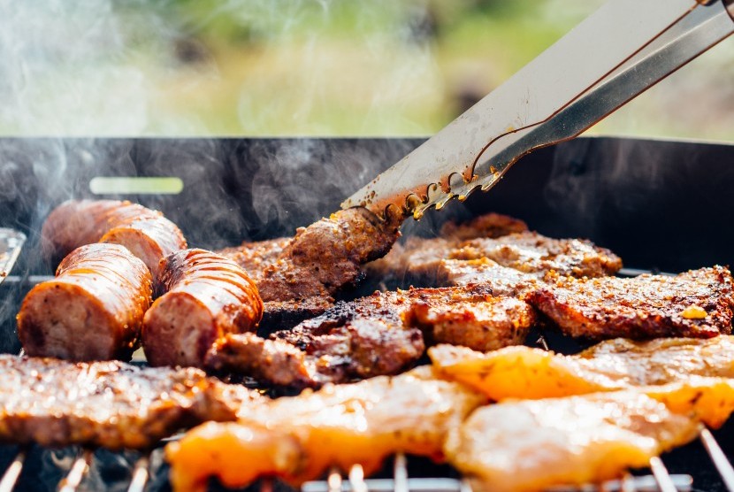 Memasak daging pada suhu tinggi seperti memanggang atau barbecue dapat menciptakan bahan kimia dalam daging.