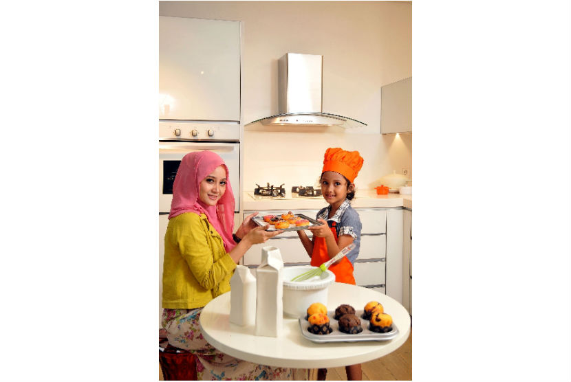 Memasak di dapur bisa menjadi aktivitas ibu dan anak yang menyenangkan sekaligus edukatif.