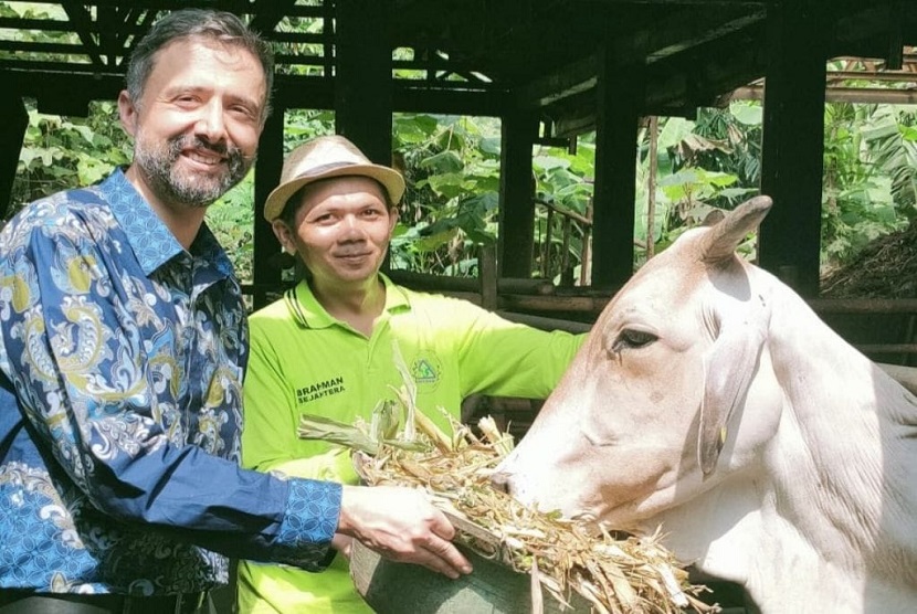 Memastikan kemajuan Program YESS, Presiden IFAD Alvaro Lario berkesempatan meninjau salah satu lokasi program di Provinsi Jawa Barat. 