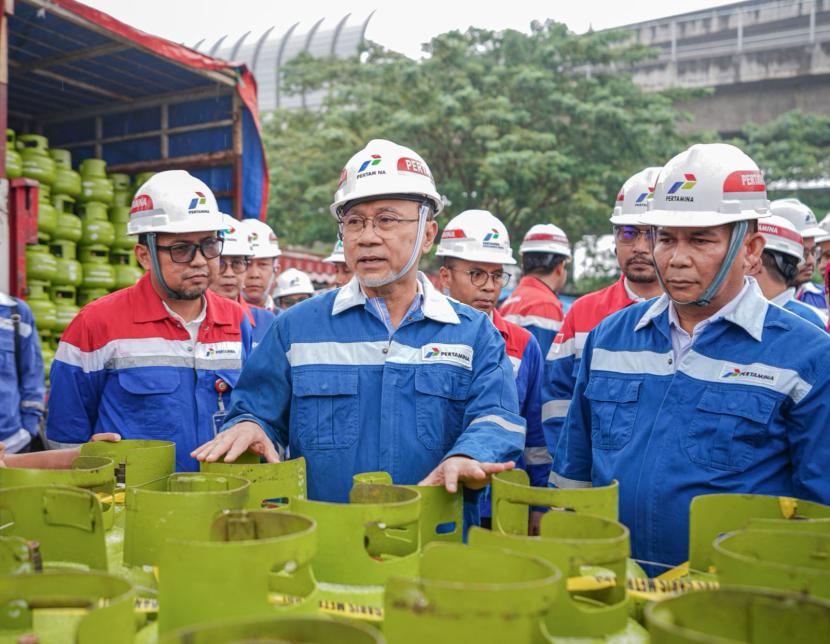 Memastikan LPG 3 kg yang disalurkan ke masyarakst sesuai takaran, Menteri Perdagangan Zulkifli Hasan melakukan kunjungan kerja ke Stasiun Pengisian Bulk Elpiji (SPBE) di Tanjung Priok. 