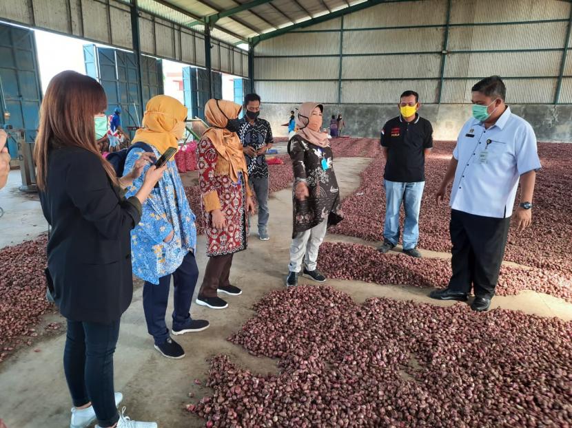 Memasuki H-1 lebaran, Kementerian Pertanian kembali memastikan bawang merah masih tersedia. Ditengah situasi pandemi Covid-19, jajaran kementerian yang dipimpin Syahrul Yasin Limpo tersebut fokus mengawal ketersediaan pangan pokok salah satunya bawang merah. 