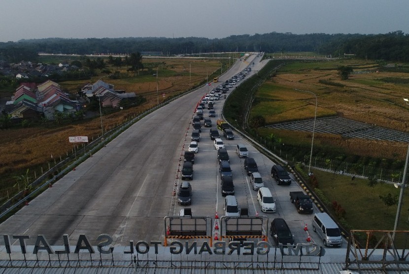 Memasuki H-5 lebaran pemudik yang menuju salatiga mulai memadati pintu tol Salatiga, Ahad (10/6) pukul 17.00 WIB . Dari pantauan udara tim RepublikaTV terlihat antrean kendaraan namun masih relatif lancar.