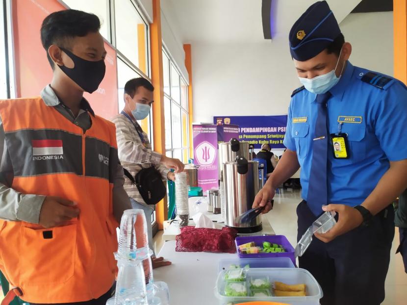 Memasuki hari ke-5 proses evakuasi korban dan puing pesawat Sriwijaya Air SJ182, tim Relawan Rumah Zakat Action masih menyediakan Pos Hangat dan Segar, Rabu (13/1).