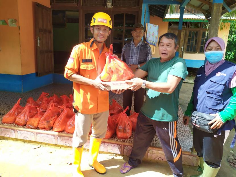  Memasuki hari ke-8 bencana banjir Melawi, Rumah Zakat terus antarkan paket bantuan untuk para korban. 