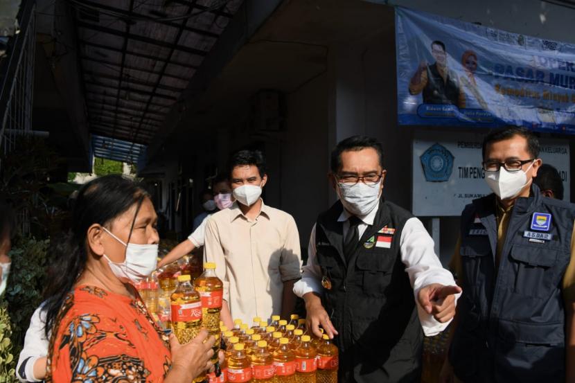 Memasuki hari kedua Ramadhan, Gubernur Jawa Barat Ridwan Kamil mengecek kondisi harga minyak goreng di Kelurahan Cipedes, Kecamatan Sukajadi, Kota Bandung, Senin petang (4/4/2022). 