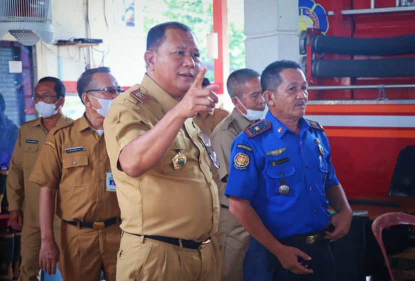 Memasuki hari kerja pertama di awal Tahun 2023, Penjabat Bupati Muba H Apriyadi melalui Pj Sekretaris Daerah Muba Musni Wijaya, SSos, MSi, melakukan inspeksi mendadak (Sidak) ke sejumlah Organisasi Perangkat Daerah (OPD) di lingkungan Pemerintah Kabupaten (Pemkab) Muba, Sumatera Selatan, Senin (2/1/2023).