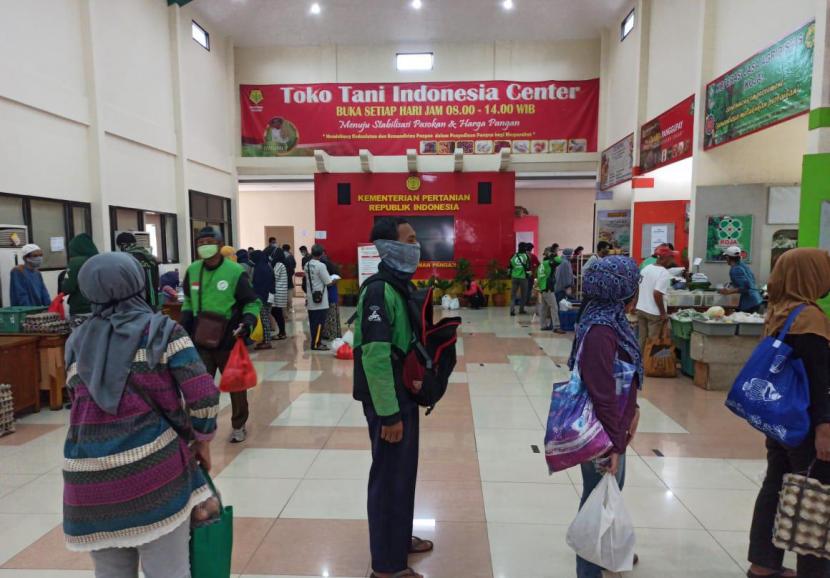 Memasuki hari ketiga Bulan Suci Ramadhan 2020, lonjakan pengunjung Pasar Mitra Tani atau TTIC, Pasar Minggu, Jakarta Selatan terus mengalami peningkatan. Tercatat pada hari pertama puasa, pengunjung yang berbelanja mencapai 865 orang. Mereka Rata-rata adalah pengunjung biasa dan pengemudi ojol yang berbelanja sesuai pesanan masyarakat.